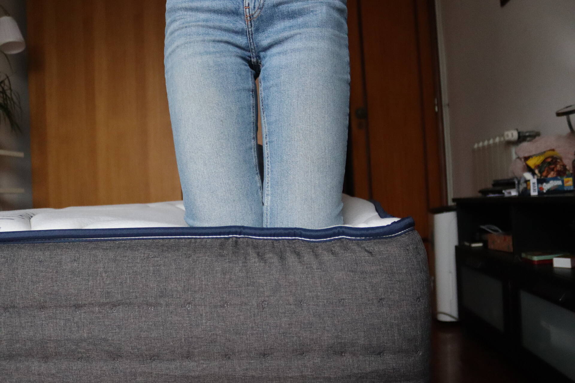 Pessoa de joelhos numa extremidade do colchão